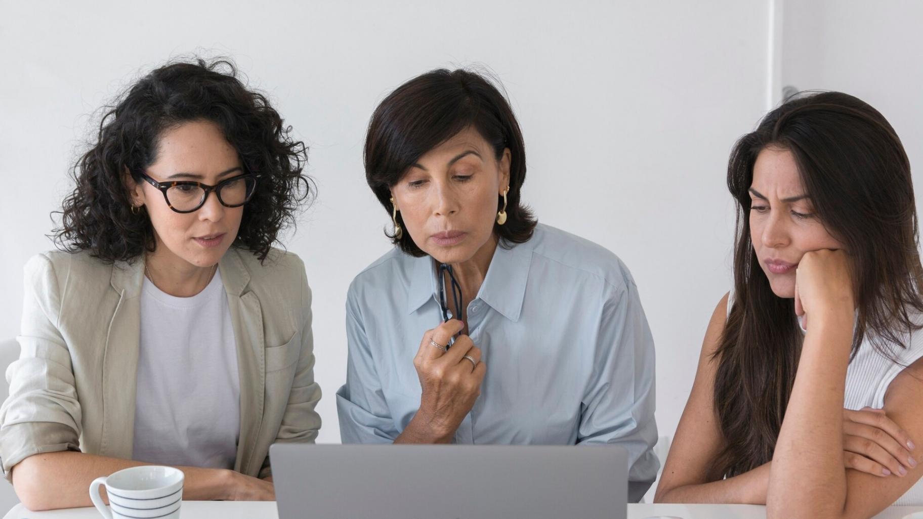 Sesión de formación con instructor analizando datos financieros